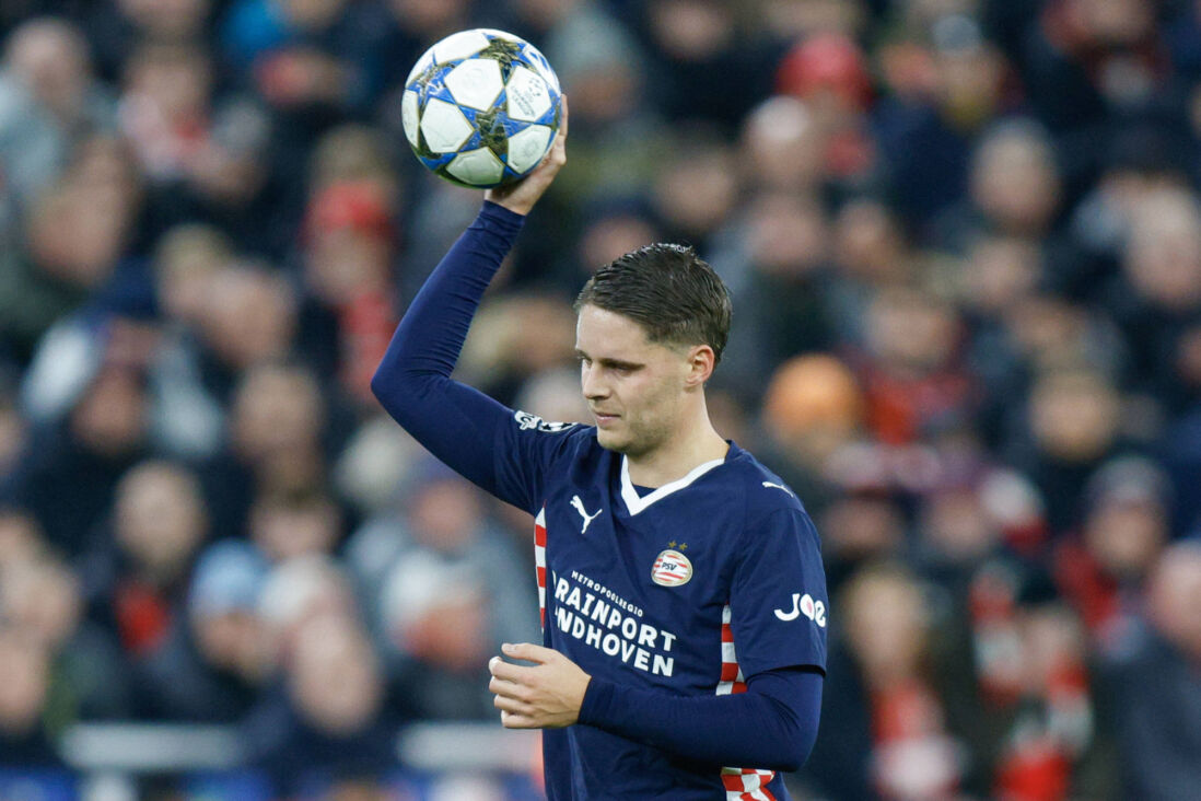 Joey Veerman op Anfield tegen Liverpool FC