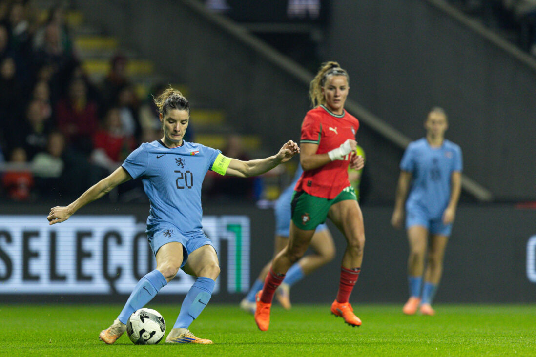 Dominique Janssen aan de bal tegen Portugal