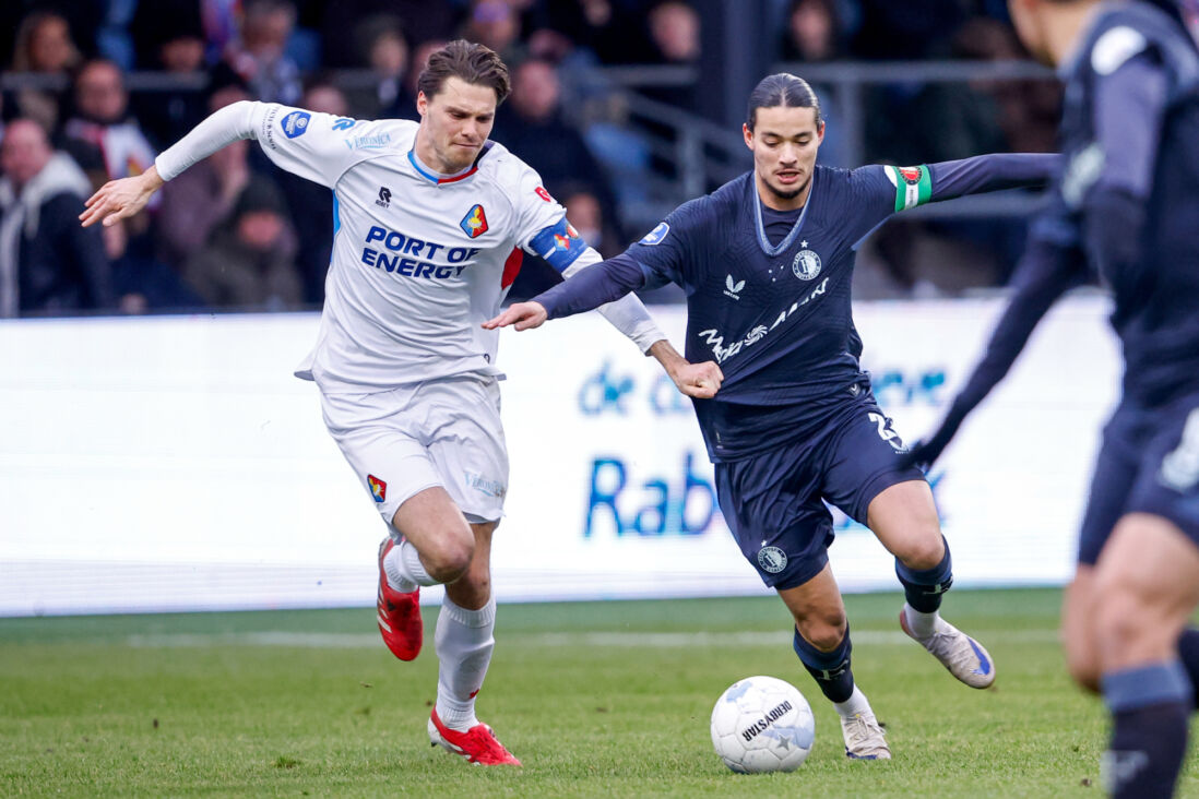 Anis Hadj-Moussa (Feyenoord) in duel met Danny Bakker (Telstar)