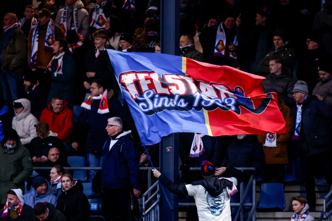 Een Telstar-fan met een vlag