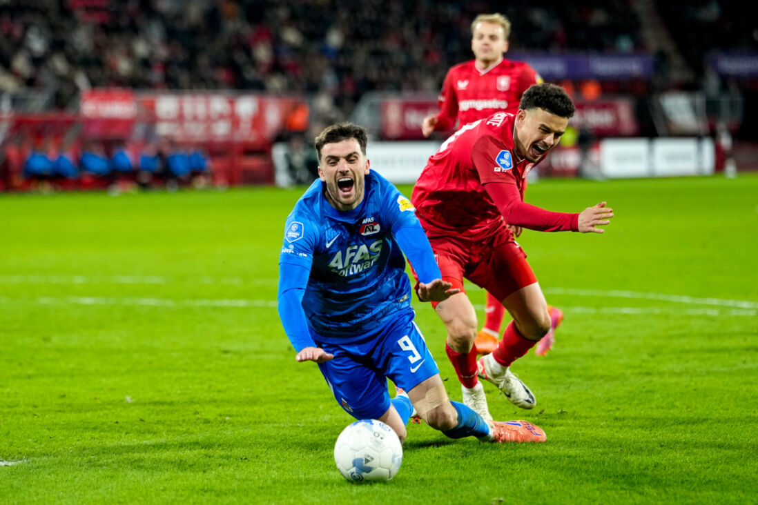 Stav Lemkin haalt Troy Parrott neer