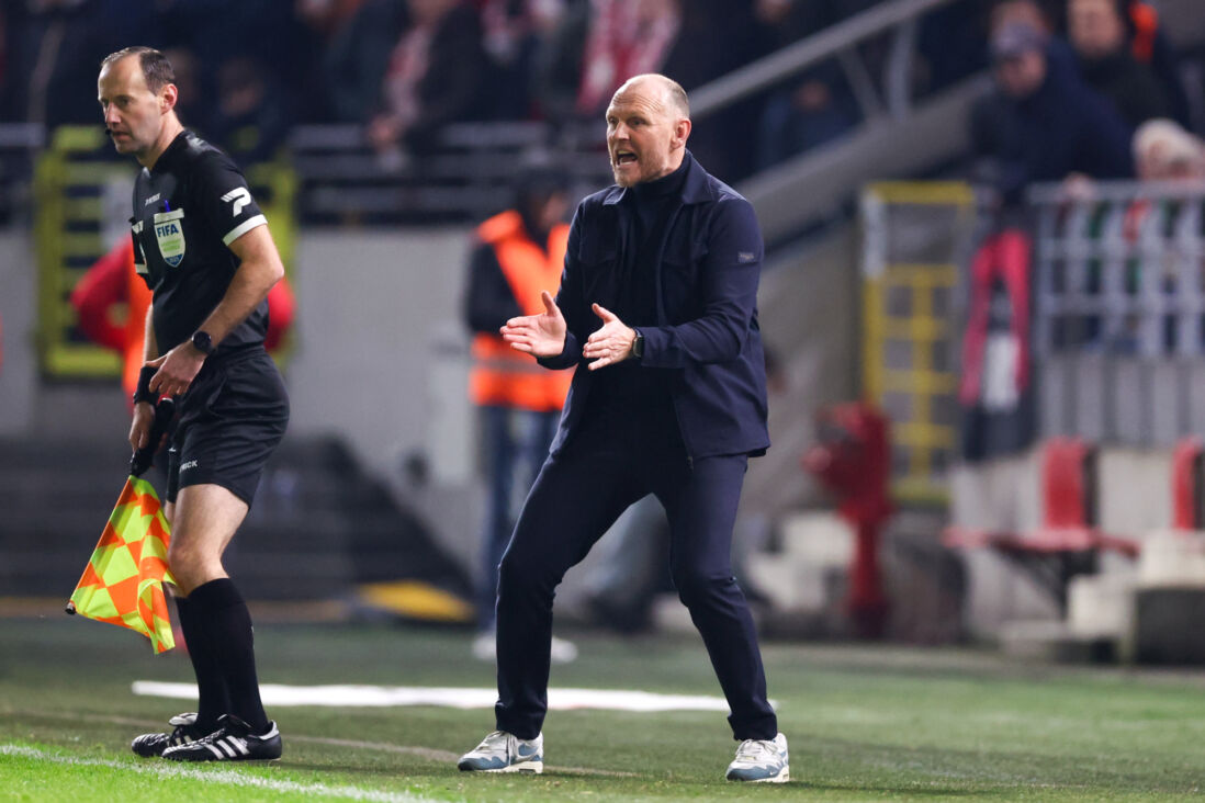 Joseph Oosting langs de lijn bij Antwerp FC