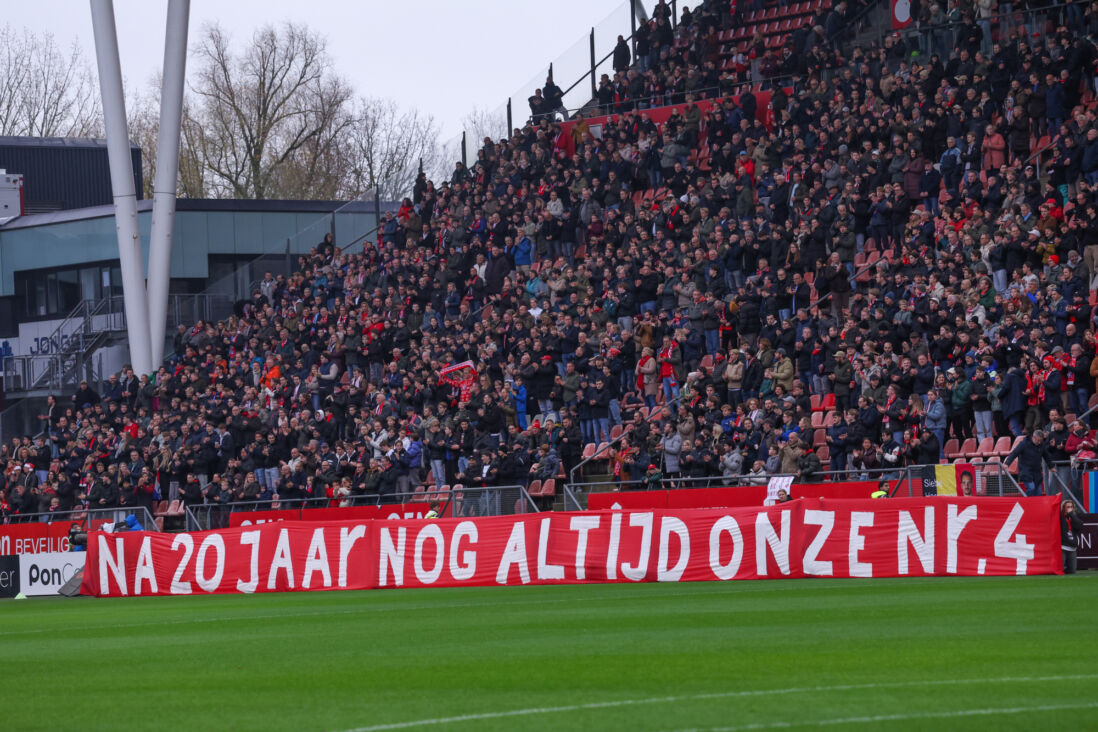 Een spandoek voor David Di Tomasso
