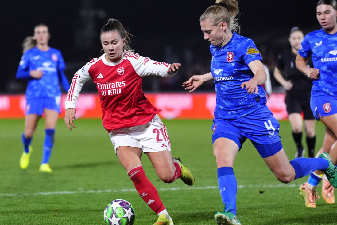 Lieske Carleer (FC Twente) probeert Victoria Pelova (Arsenal) af te stoppen