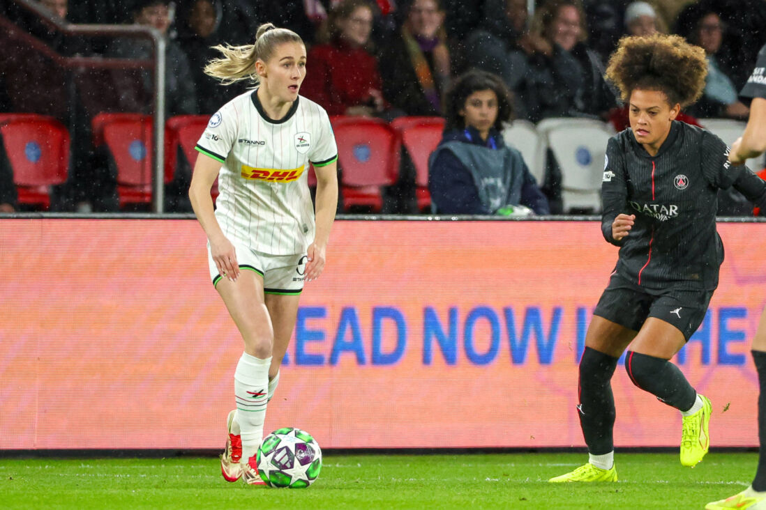 Kim Everaerts (OH Leuven) aan de bal tegen Paris Saint-Germain