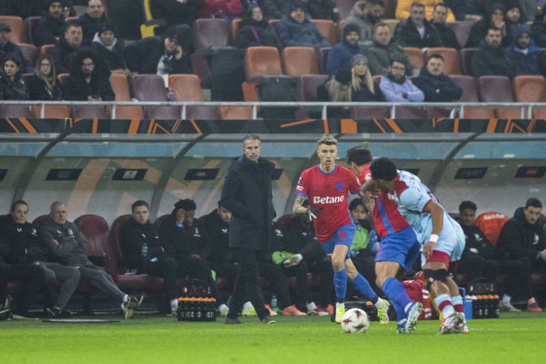 Robin van Persie langs de lijn tijdens FCSB - Feyenoord