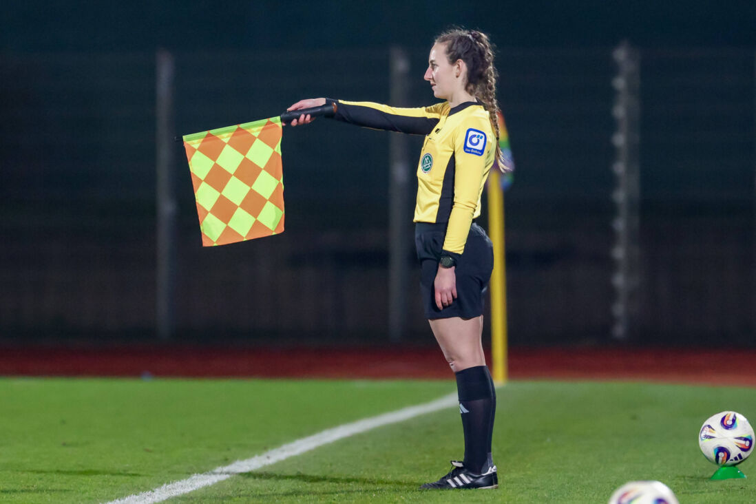 Een grensrechter vlagt voor buitenspel