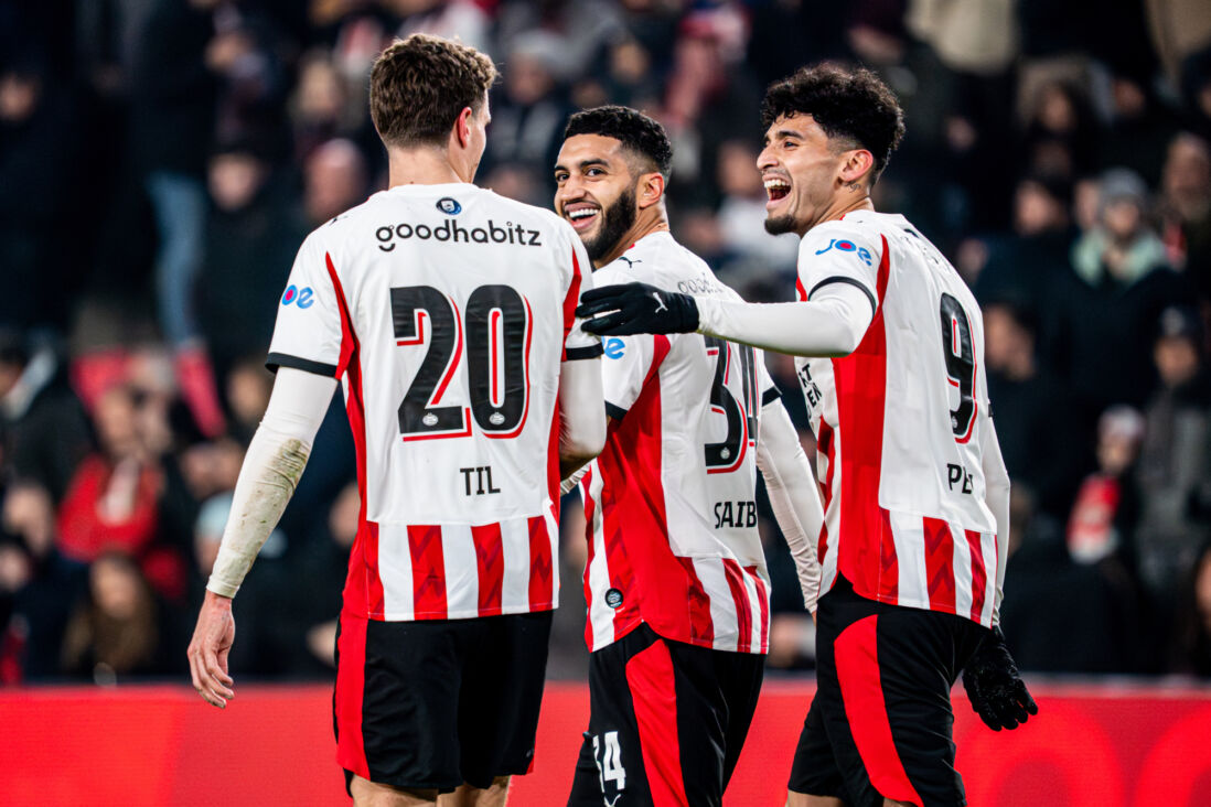 Guus Til met de lachende Ismael Saibari en Ricardo Pepi