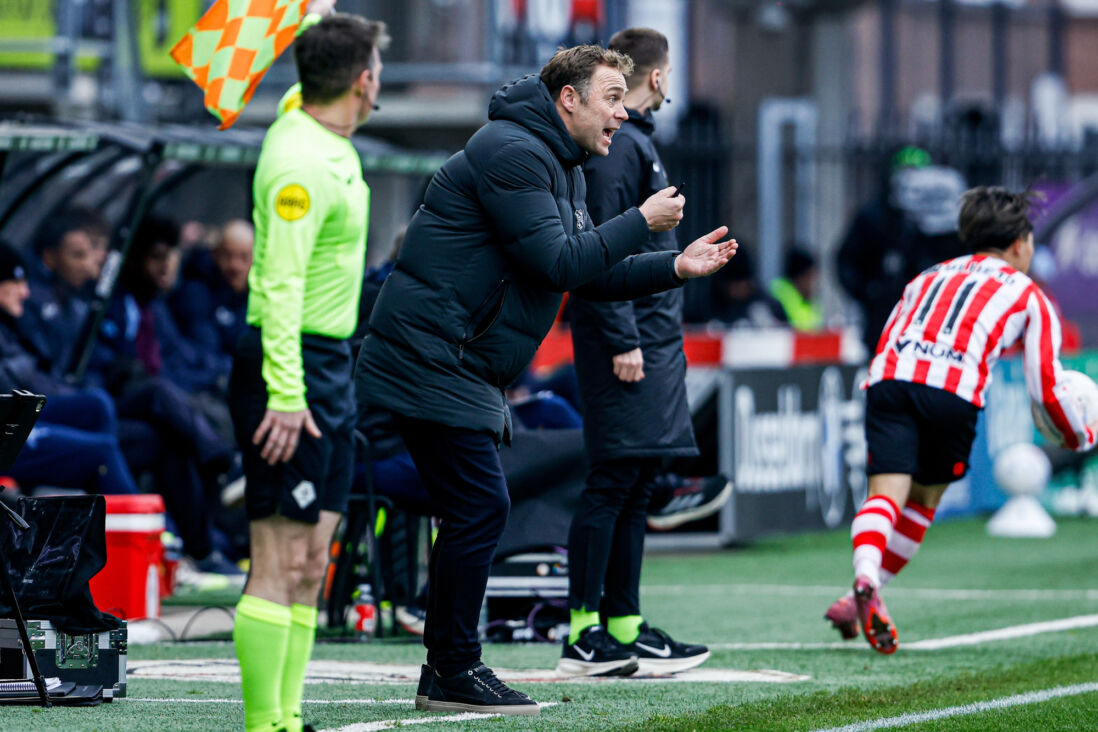 Robin Veldman langs de lijn