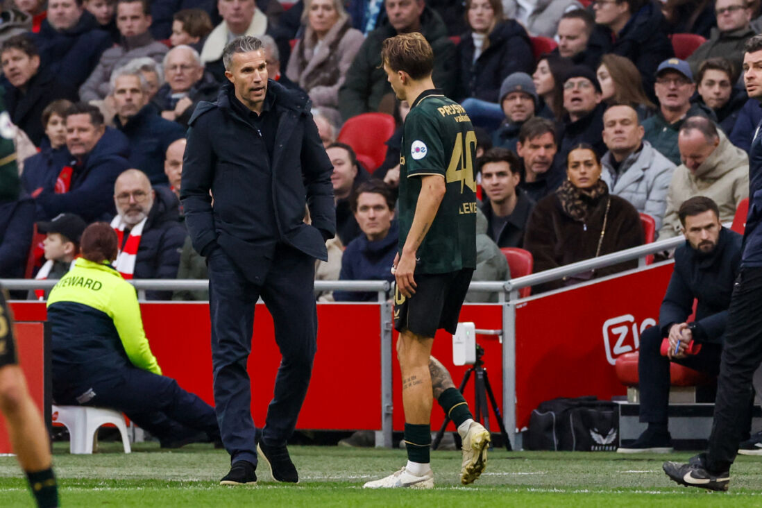 Robin van Persie praat met Luciano Valente