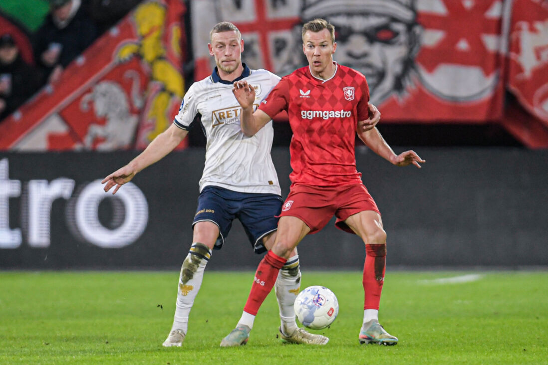 Joris Kramer en Arno Verschueren strijden om de bal