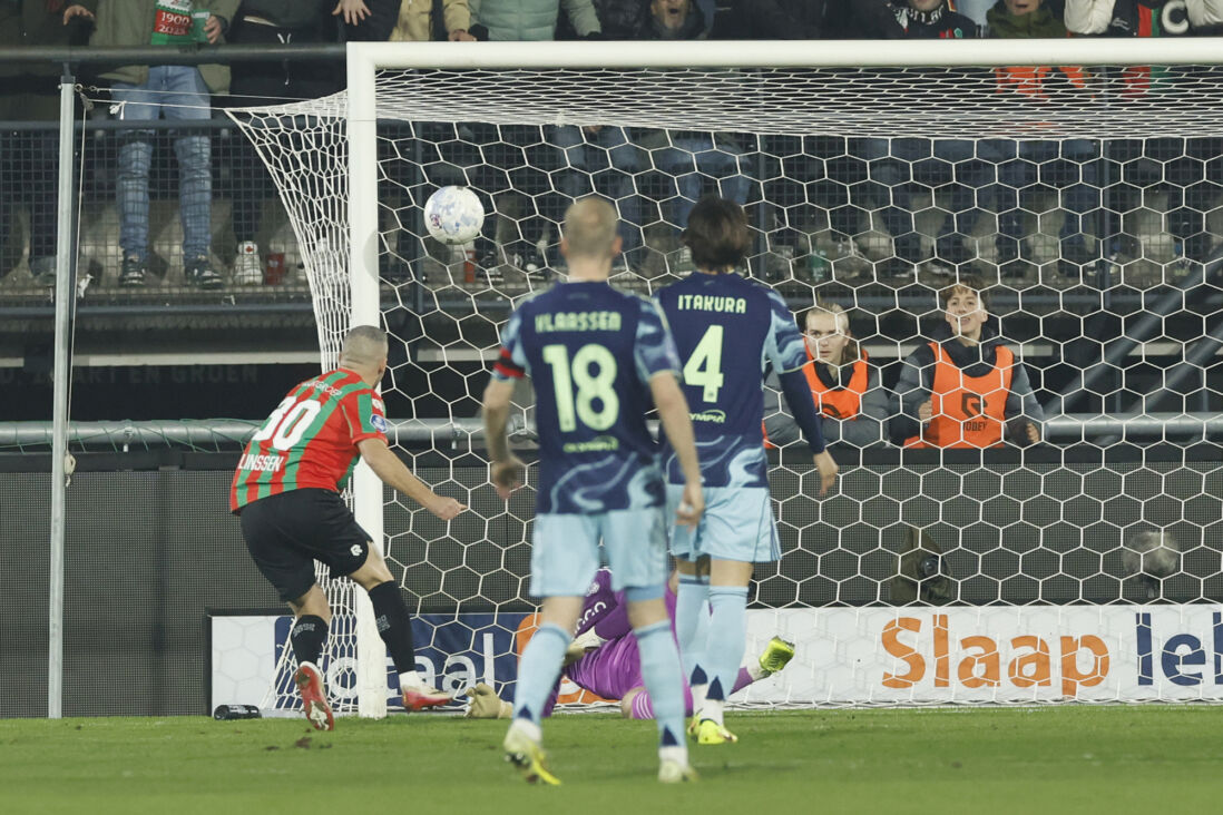 Bryan Linssen scoort tegen Ajax