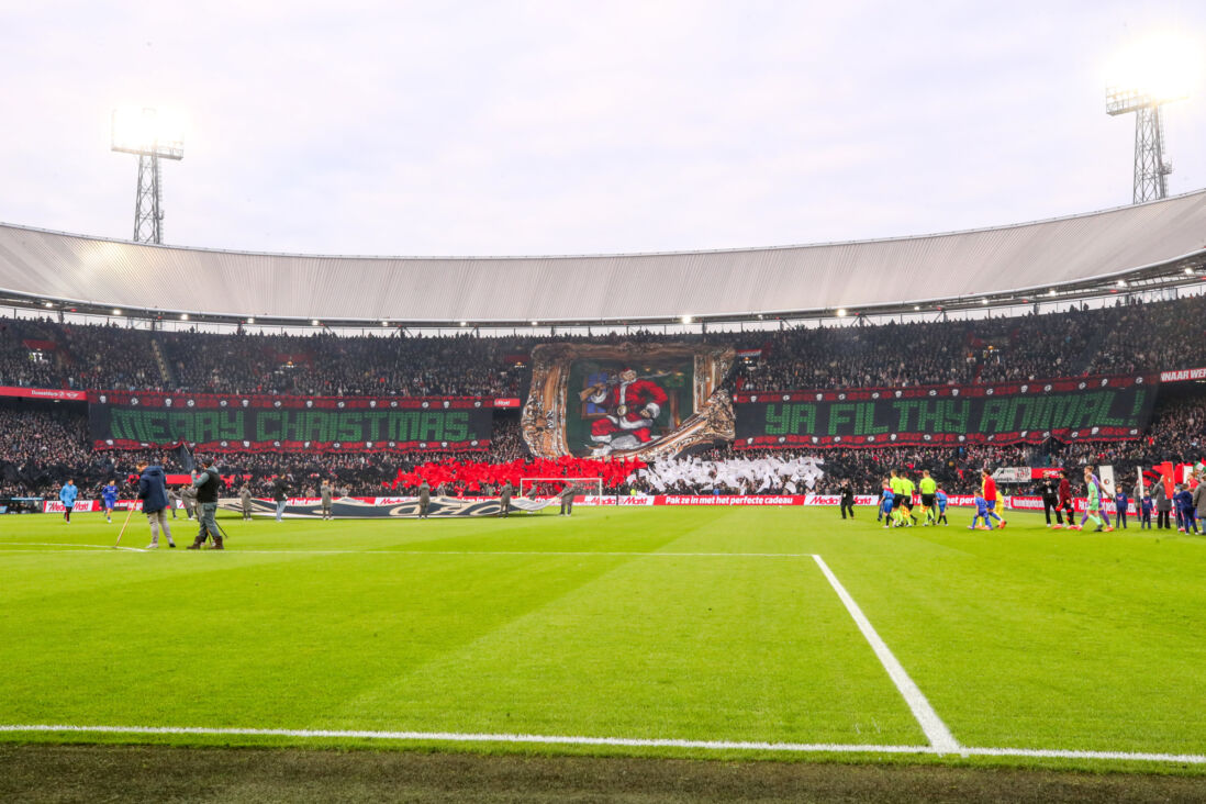 Een sfeeractie van Feyenoord-supporters in De Kuip