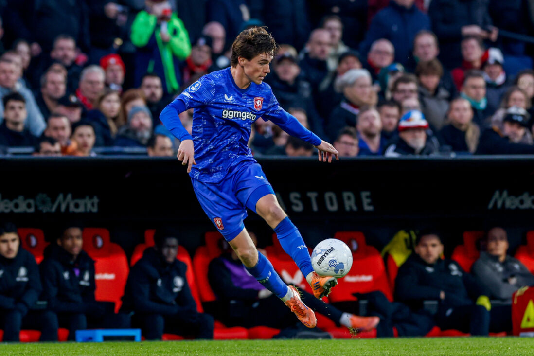 Daan Rots neemt de bal mooi aan