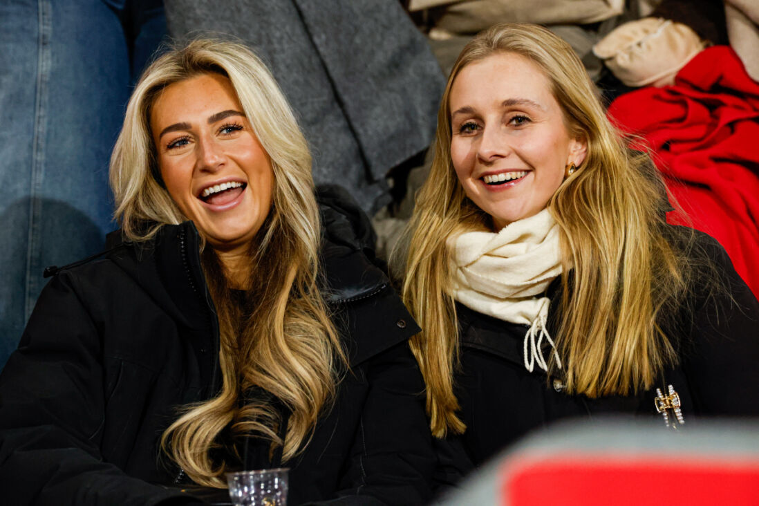 Vrouwelijke FC Twente-supporters op de tribune in De Grolsch Veste