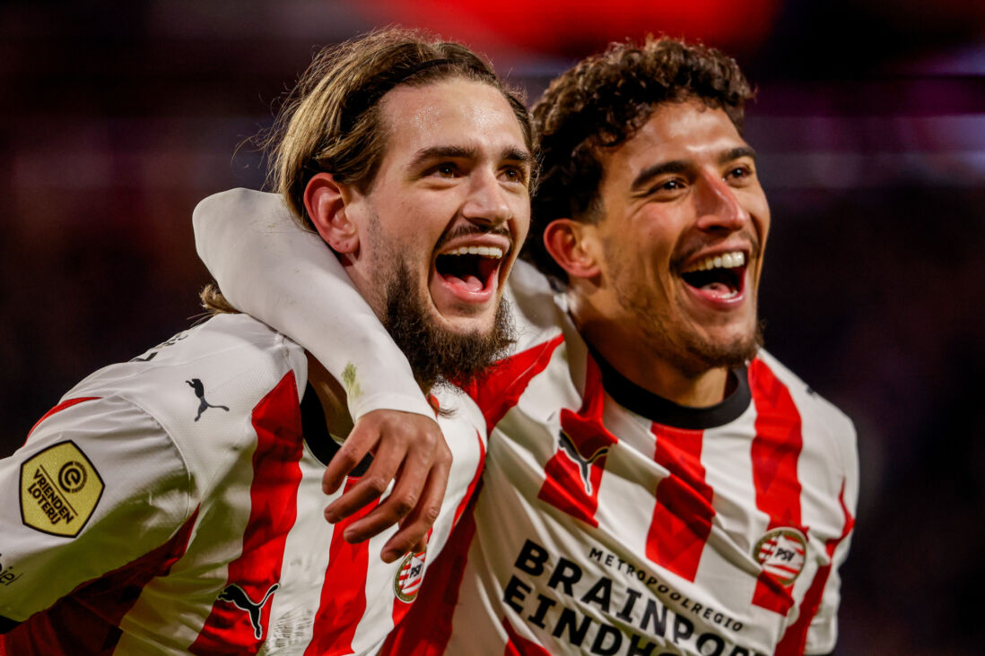 Yarek Gasiorowski juicht met Couhaib Driouech