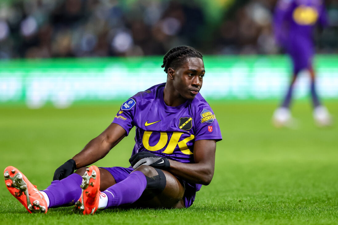 Moussa Soumano zit op het gras