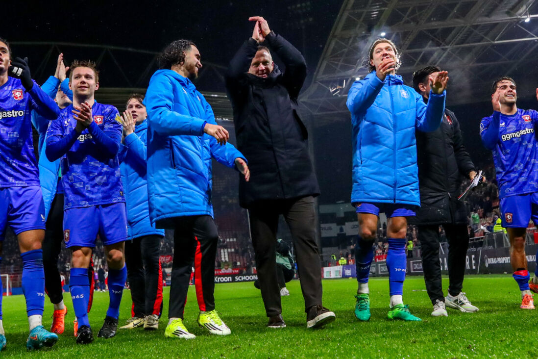 John van den Brom viert feest met de spelers van FC Twente