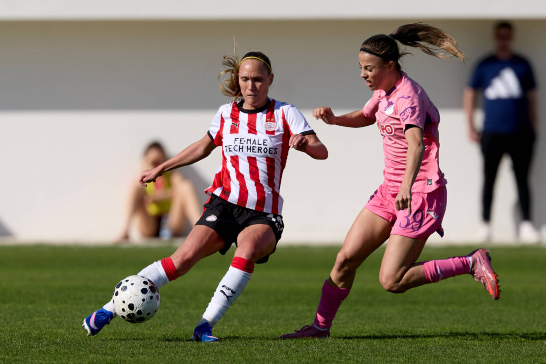 Janice Cayman in actie namens PSV