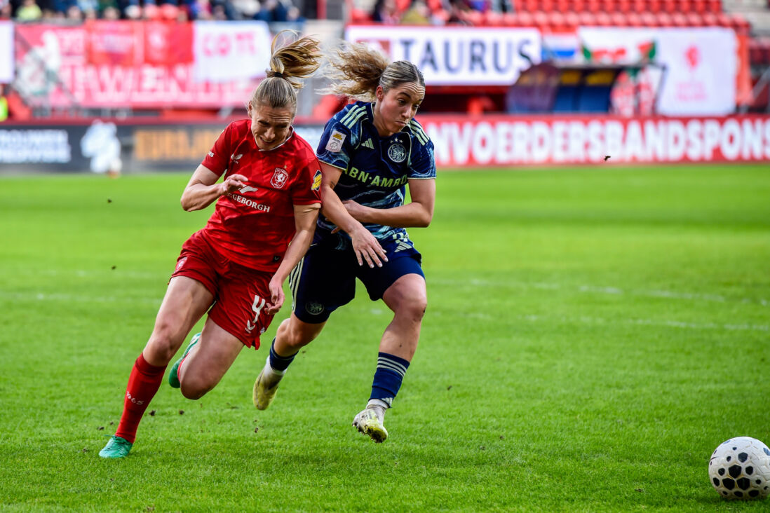 Lieske Carleer (FC Twente) en Danique Tolhoek (Ajax) in duel