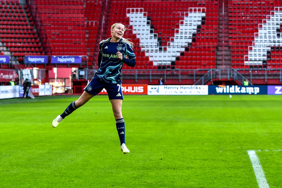 Ranneke Derks juicht na haar goal voor Ajax