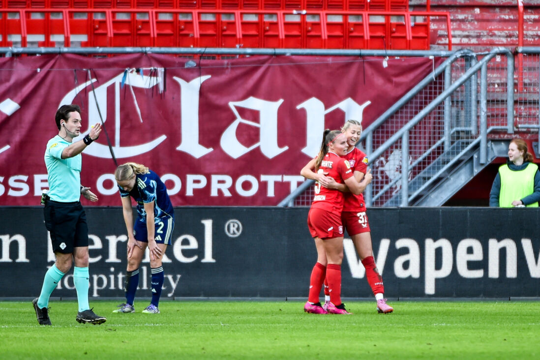 Jaimy Ravensbergen en Liv Pennock juichen