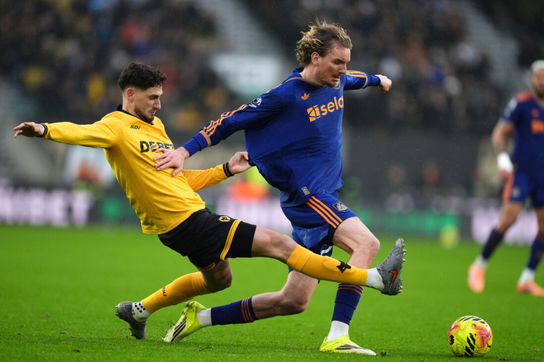 Nick Woltemade duelleert met Santiago Bueno