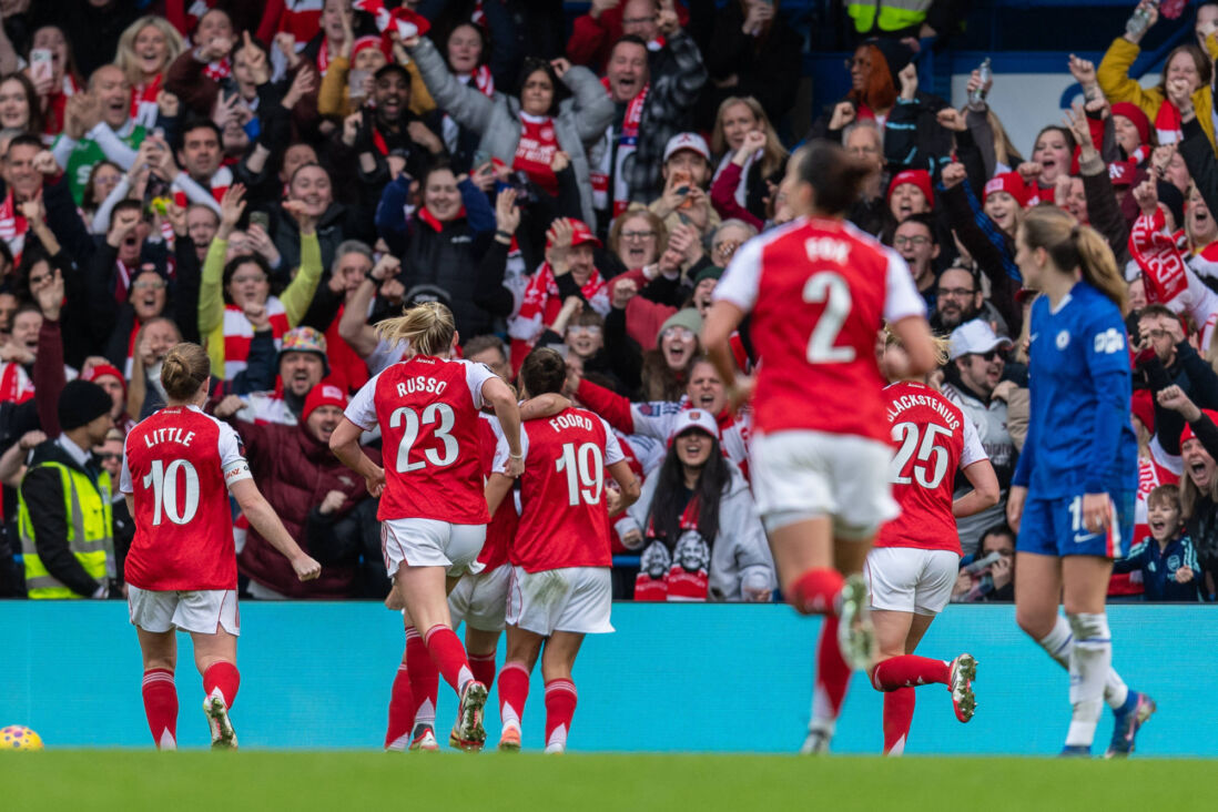 Arsenal juicht, Wieke Kaptein (Chelsea) baalt