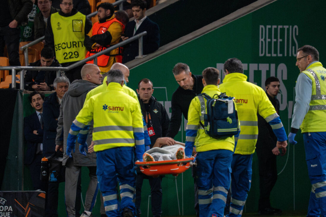 Shaqueel van Persie verlaat per brancard het veld