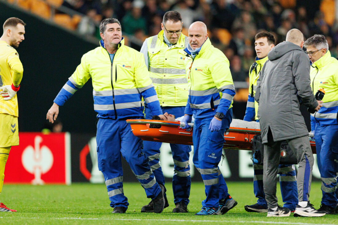 Shaqueel van Persie verlaat per brancard het veld