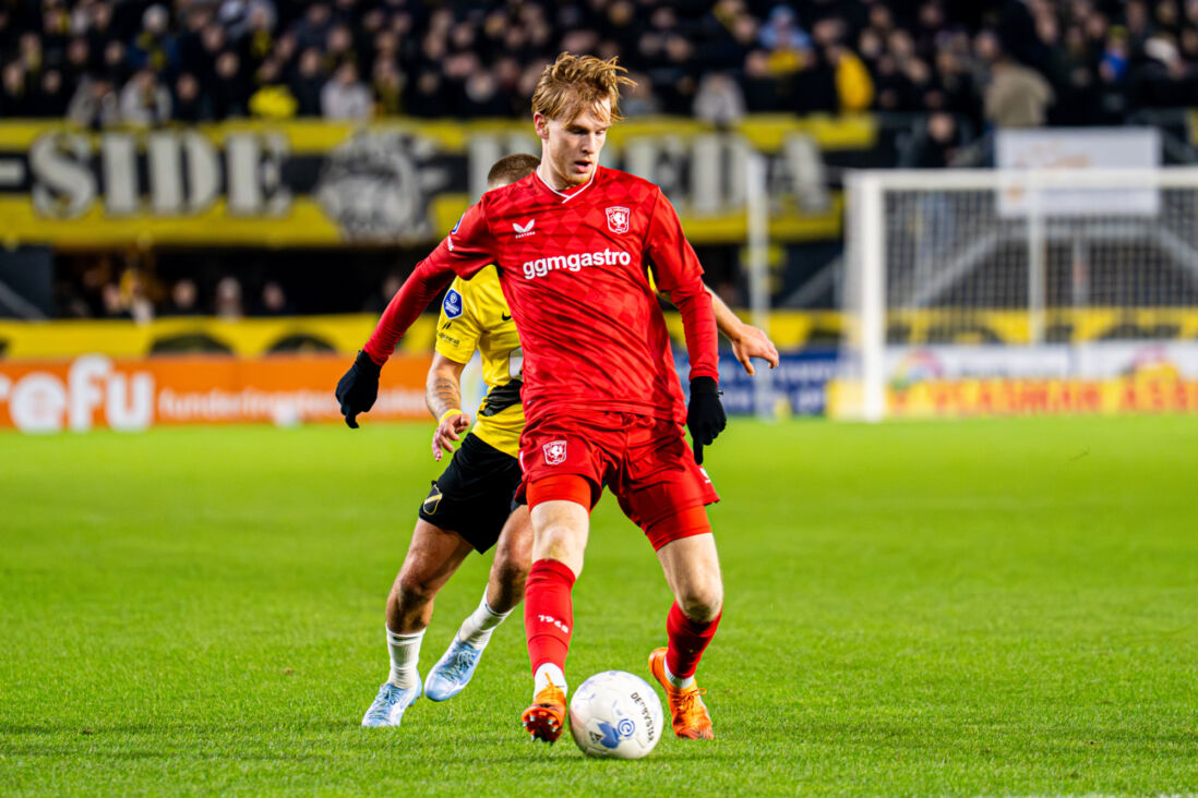 Mats Rots aan de bal tegen NAC