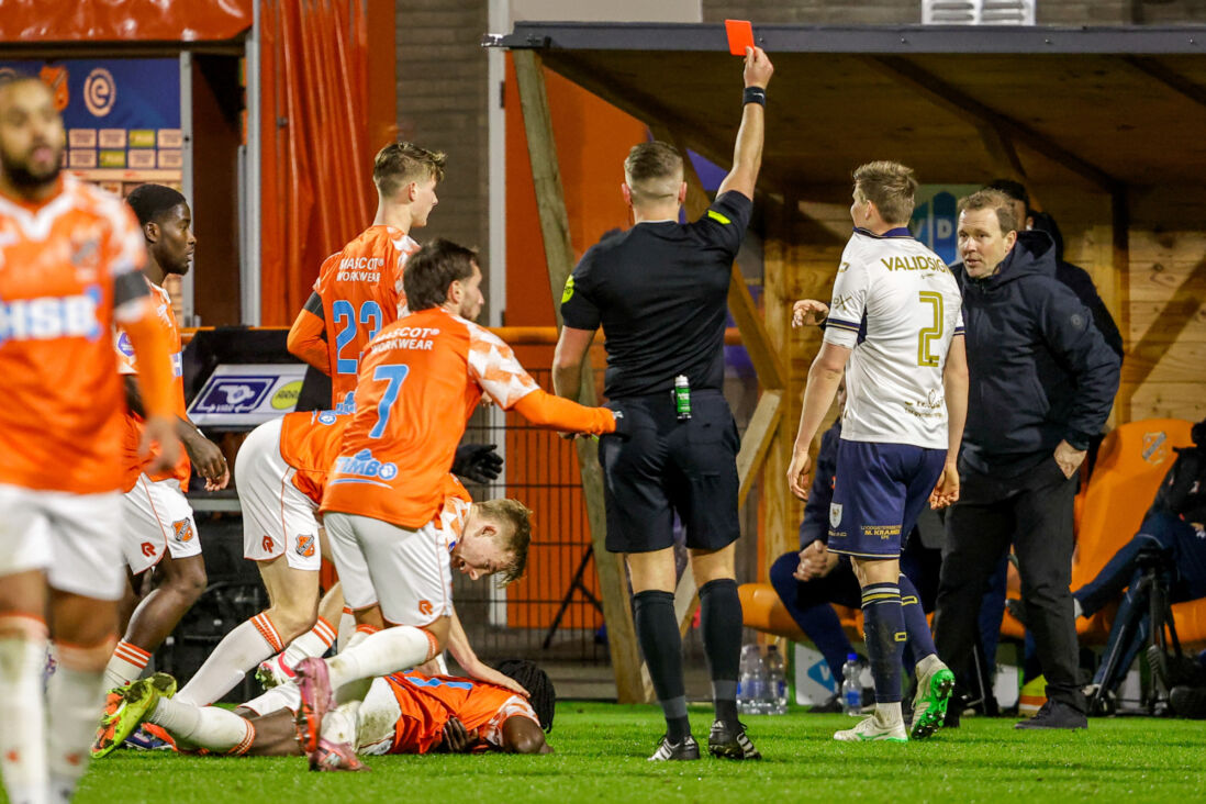 Alfons Sampsted krijgt rood tegen FC Volendam