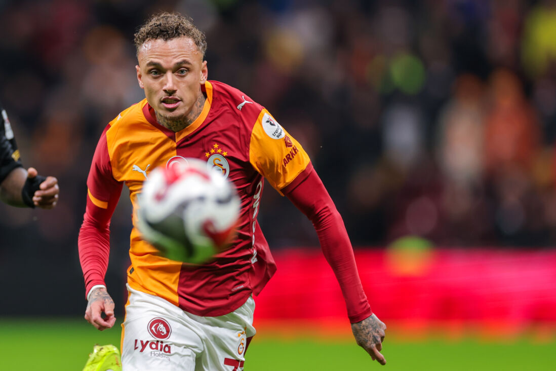 Noa Lang in het shirt van Galatasaray