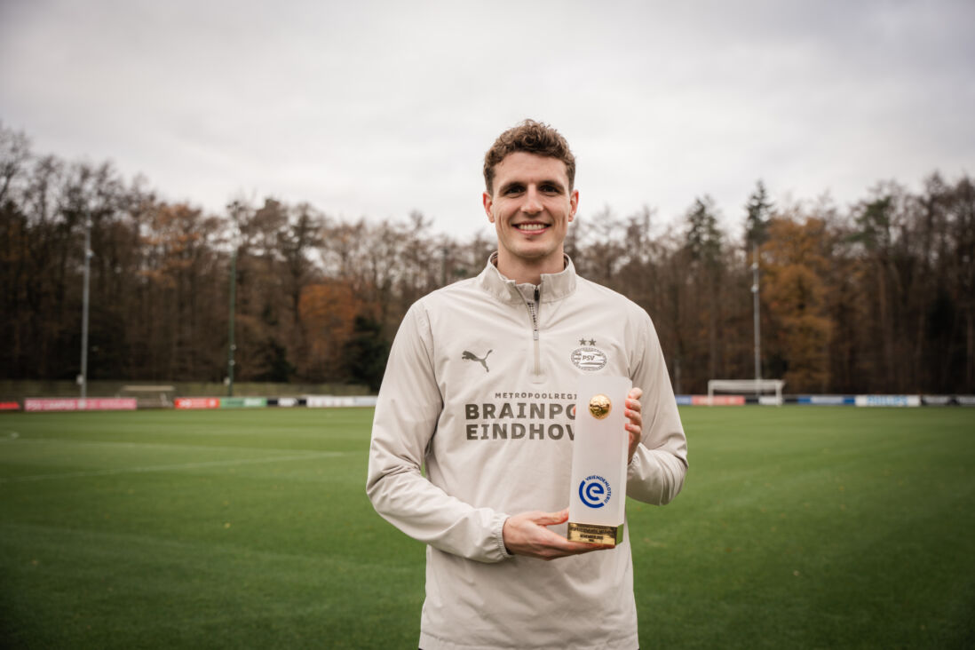 Guus Til met de prijs voor Speler van de Maand november