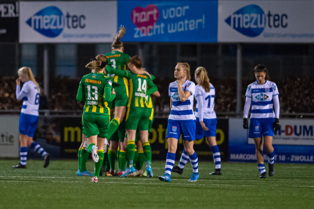 ADO Den Haag juicht na een goal tegen PEC Zwolle