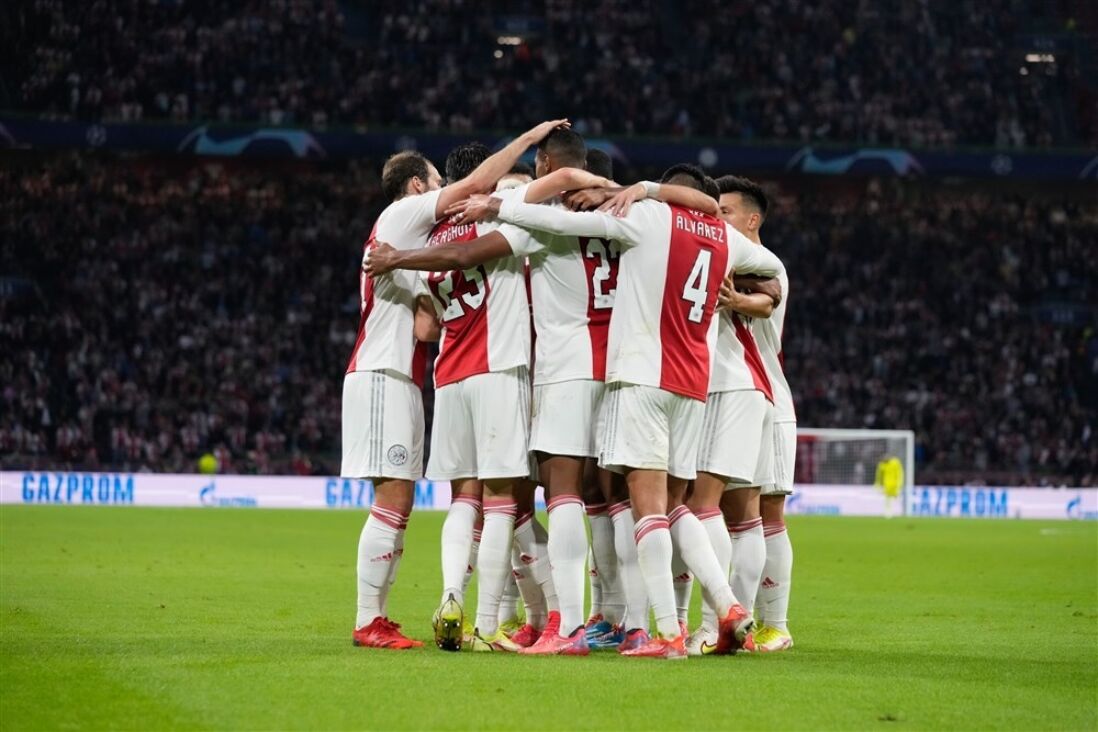 Het elftal van Ajax na een treffer