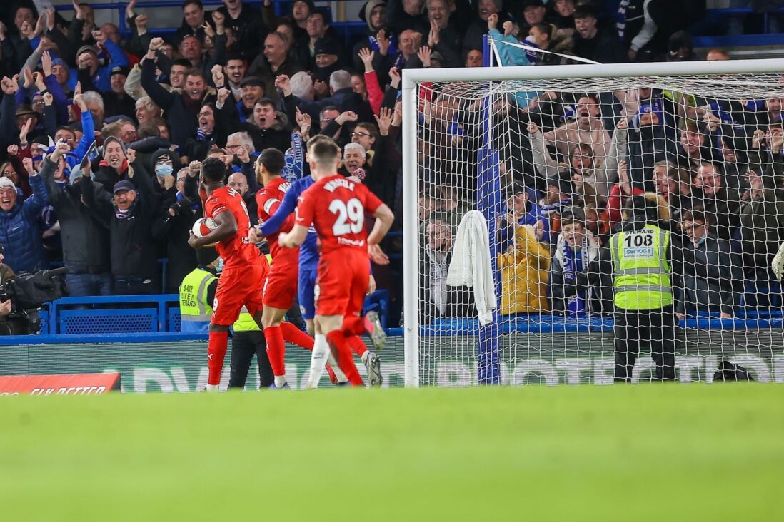 Akwasi Asante scoort tegen Chelsea in de FA Cup