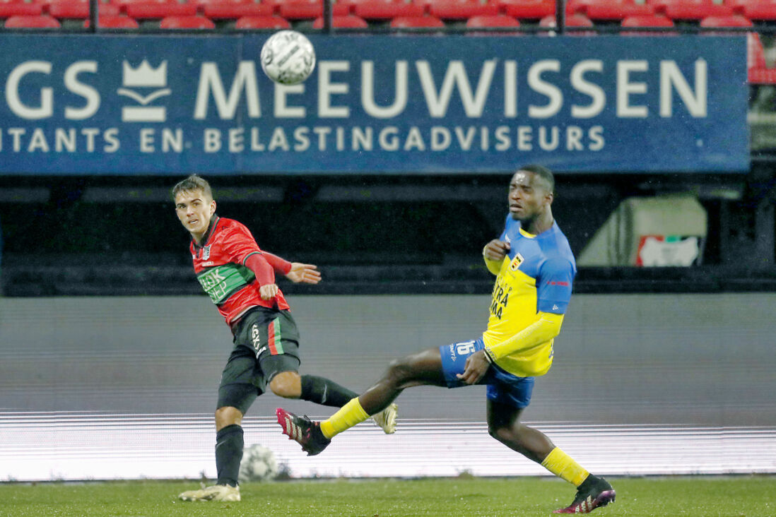 Alex Bangura met NEC-speler Bart van Rooij