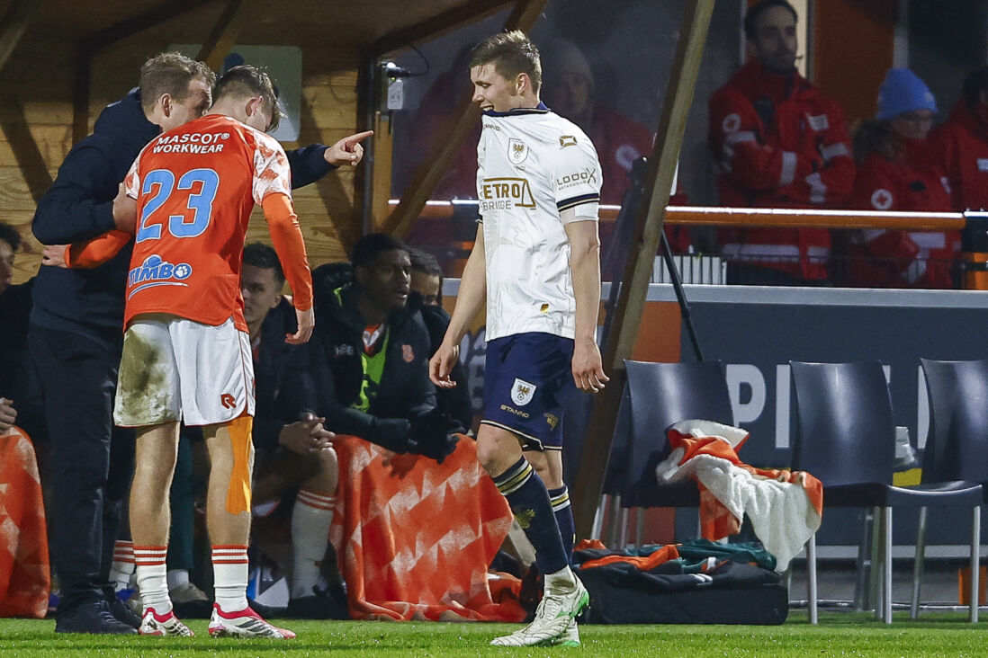 Alfons Sampsted gaat met rood het veld af
