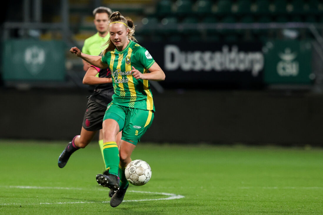 Amber Verspaget in het shirt van ADO Den Haag