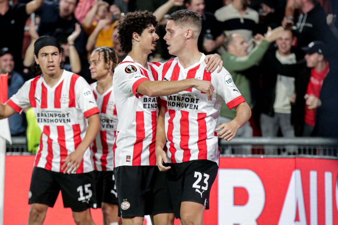 Andre Ramalho en Joey Veerman vieren een treffer tegen Arsenal