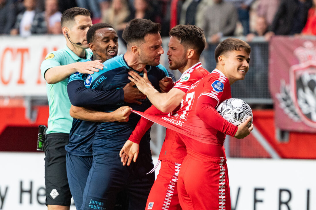 Andreas Samaris in een opstootje tegen FC Twente