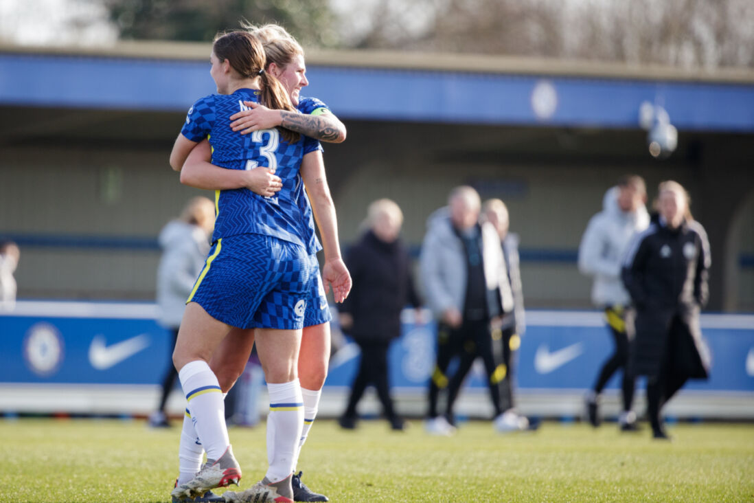 Aniek Nouwen wordt gefeliciteerd met haar eerste goal voor Chelsea