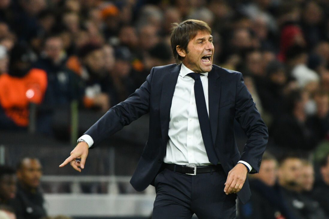 Antonio Conte geeft aanwijzingen langs de zijlijn