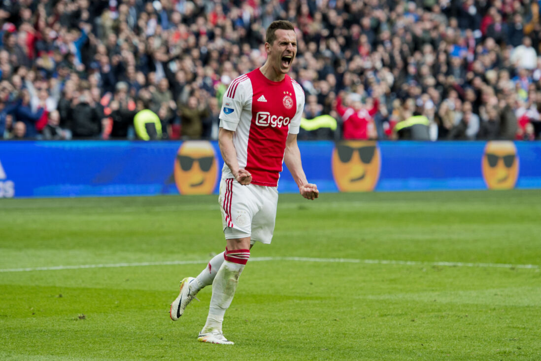 Arek Milik scoort voor Ajax