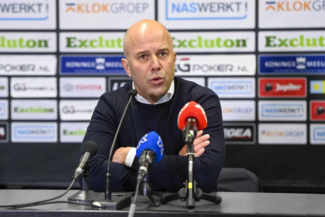 Arne Slot tijdens persconferentie na Feyenoord NEC