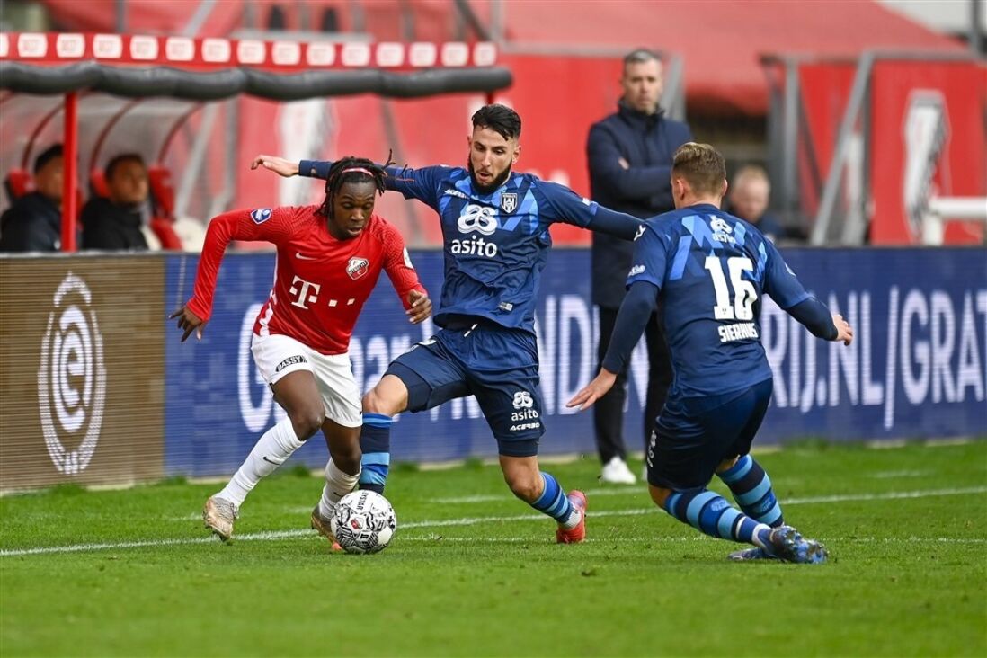 Ismail Azzaoui in actie tegen FC Utrecht