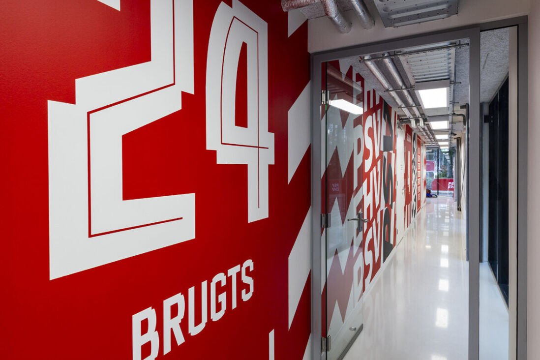 De naam en het rugnummer van Esmee Brugts in TenCate Stadion De Herdgang