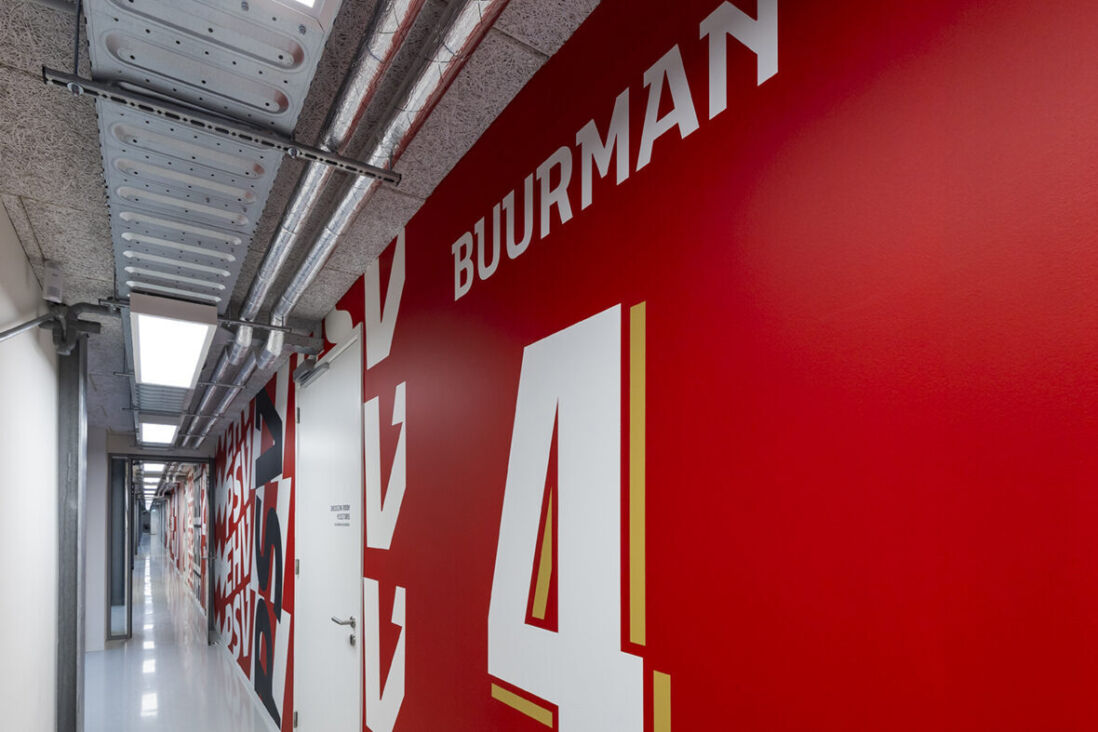 De naam en het rugnummer van Veerle Buurman in TenCate Stadion De Herdgang