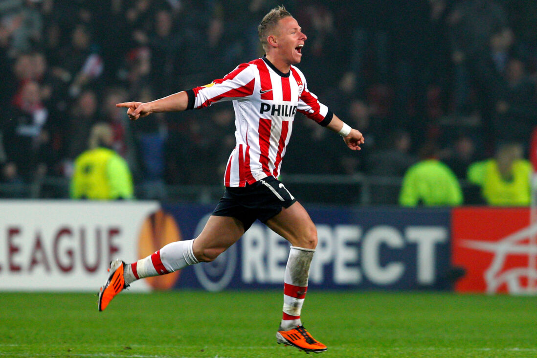Balazs Dzsudzsak juicht na een treffer van PSV